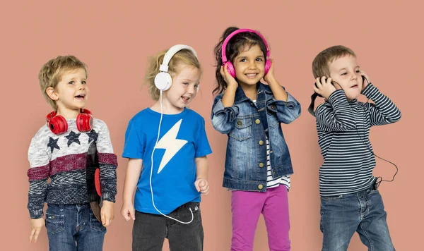 Dzieci, słuchanie muzyki w słuchawkach — Zdjęcie stockowe