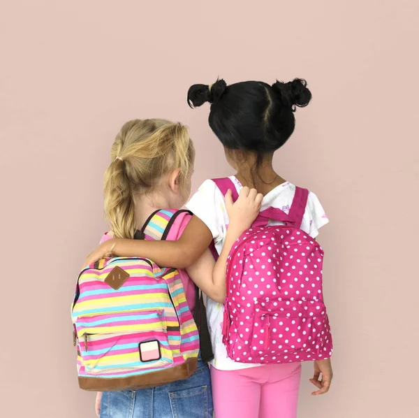 Sırt çantaları ile okul öncesi kızlar — Stok fotoğraf