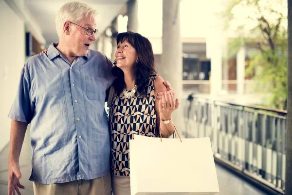 Persone che vanno a fare shopping — Foto Stock