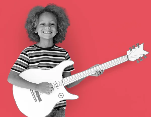 Niño con afro peinado celebración de la guitarra —  Fotos de Stock