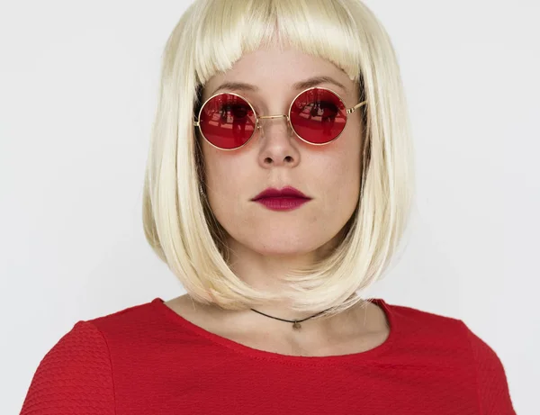 Donna in occhiali da sole e parrucca bionda — Foto Stock
