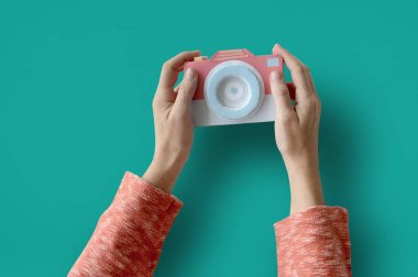 İnsan eli kamera tutarak