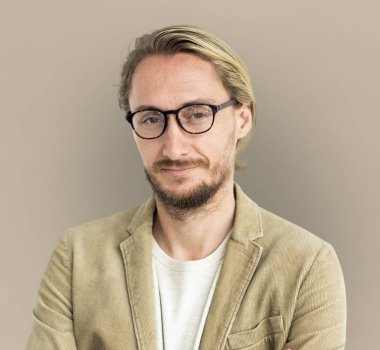 gülümseyen yakışıklı adam