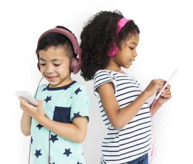 çocuklar dijital cihazlar kullanarak
