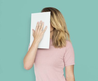 yüz beyaz kağıt ile kapsayan kadın 