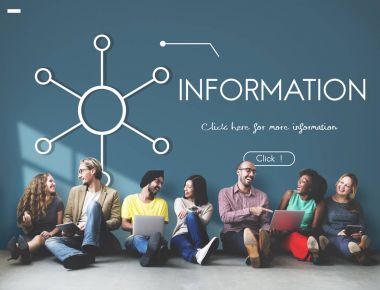 çeşitlilik arkadaşlar duvara yakın oturur