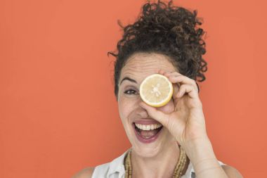 gözleri limon dilimleri tarafından kapsayan kadın