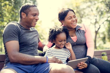 Afrika aile bankta oturan