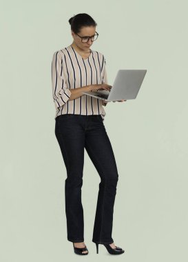  Stüdyoda poz veren iş kadını 