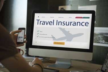 Bilgisayar ekranı önünde oturan adam