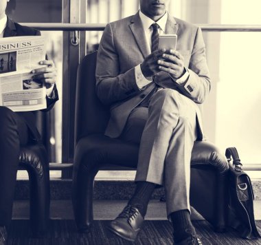 Akıllı telefon kullanan iş adamı