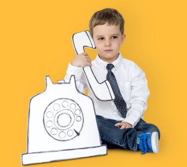 Kağıt telefon tutan çocuk