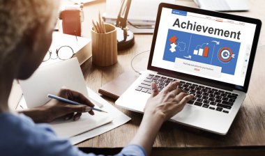 Dizüstü bilgisayar kullanan Afrikalı kadın