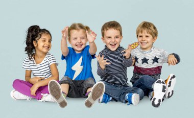 katta oturan mutlu çocuk