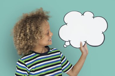 Çocuk konuşma balonunu tutuyor