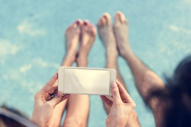 Akıllı telefon kullanan çift 