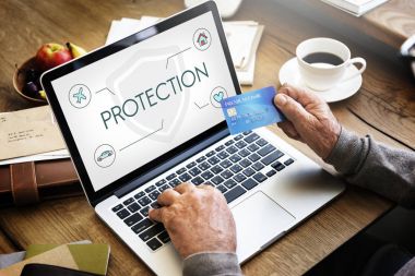 dizüstü bilgisayar kullanan adam