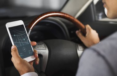 Akıllı telefon kullanan iş adamı