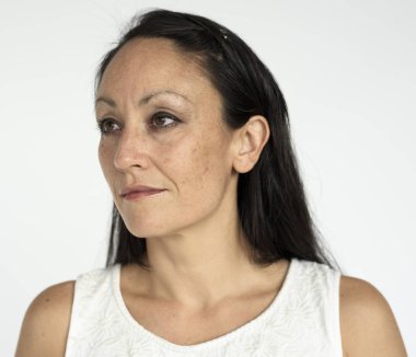 Stüdyoda poz veren beyaz kadın.