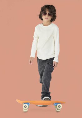 kaykay ile şık çocuk