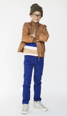 kleine jongen poseren voor de camera