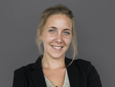 Stüdyoda poz veren iş kadını