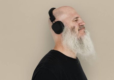 adam kulaklık müzik dinleme