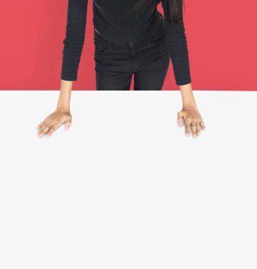 Kadının ellerini masada