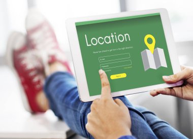 Dijital tablet üzerinde gösteren bir el 