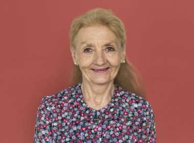 Studio gülümseyen kadın kıdemli