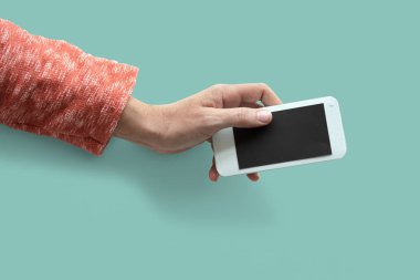 Kişi holding smartphone  