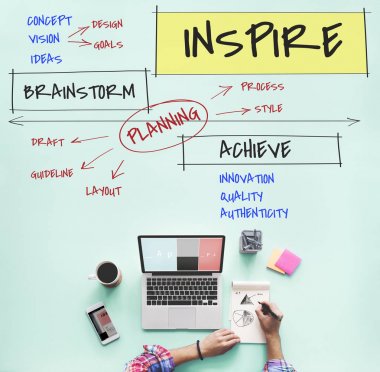 Eller dizüstü bilgisayarda çalışıyor