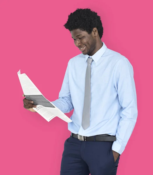 Homem Africano com jornal em estúdio — Fotografia de Stock