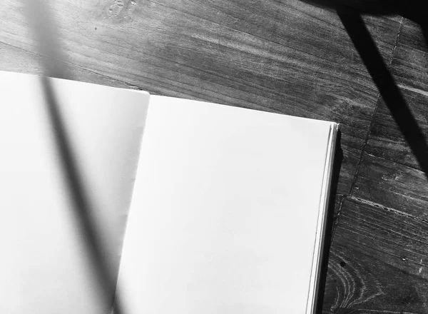 Cuaderno en blanco sobre tabla — Foto de Stock