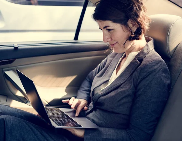 Pengusaha wanita menggunakan laptop — Stok Foto