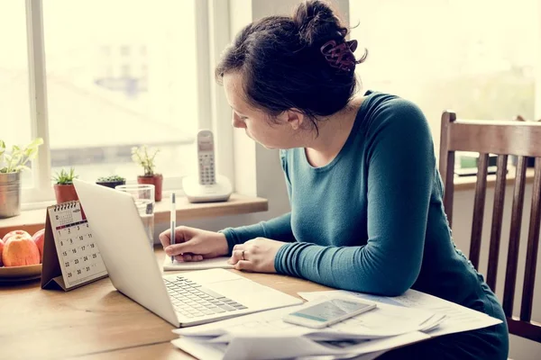 Vrouw werkt op laptop — Stockfoto