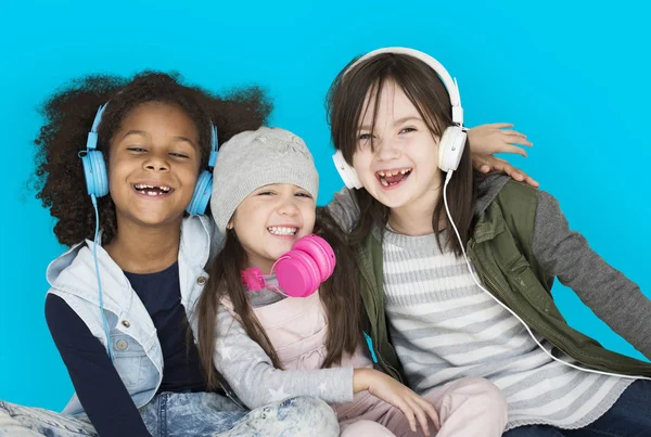 Meninas alegres ouvir música — Fotografia de Stock