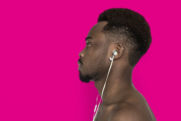 Hombre africano escuchando música en auriculares — Foto de Stock