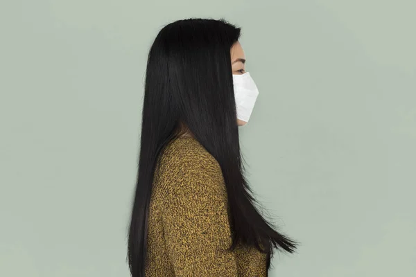 Asiatisk kvinna i skyddande mask — Stockfoto