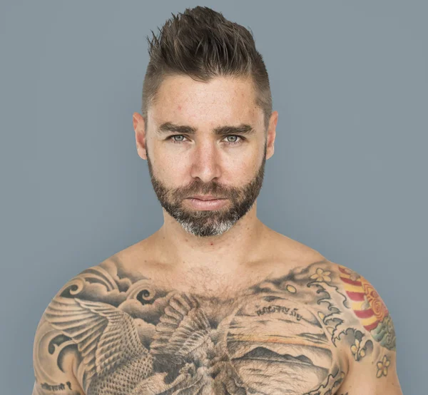 Tatuato bello uomo — Foto Stock