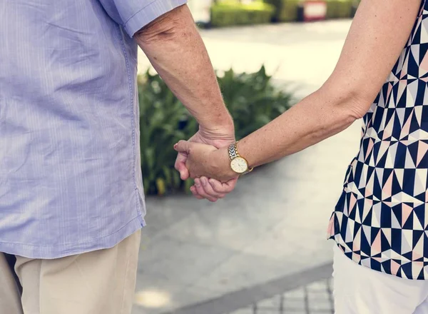 Människor som håller händerna — Stockfoto