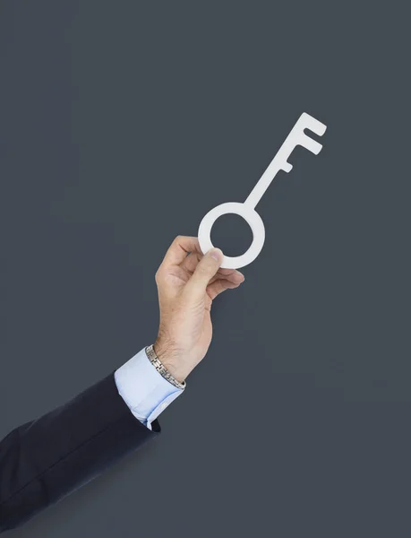 Muž držící klíč — Stock fotografie