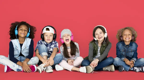 Gruppo multiculturale di bambini che ascoltano musica — Foto Stock