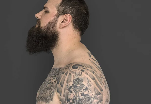 Hombre con barba y tatuaje — Foto de Stock