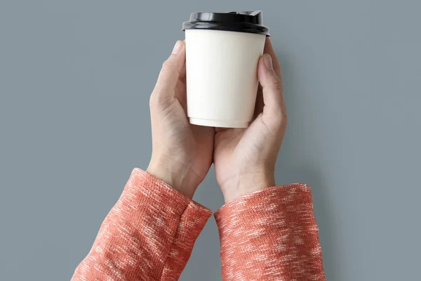 Ruka drží šálek kávy — Stock fotografie