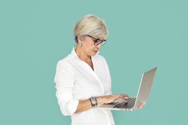 Mujer madura de pelo gris — Foto de Stock