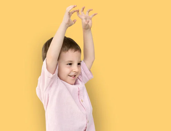 Pequeño chico caucásico en el estudio —  Fotos de Stock