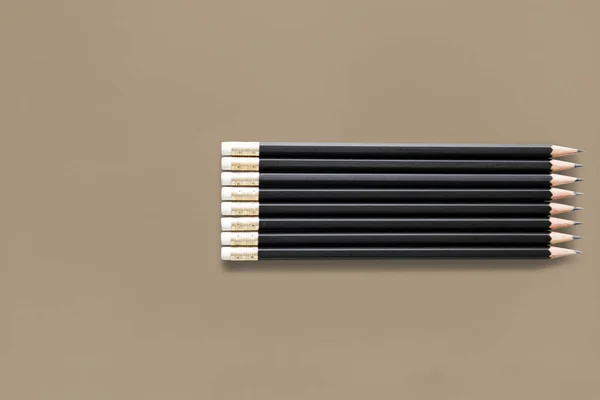Lápis negros em estúdio — Fotografia de Stock