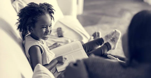 Африканская девушка читает книгу — стоковое фото