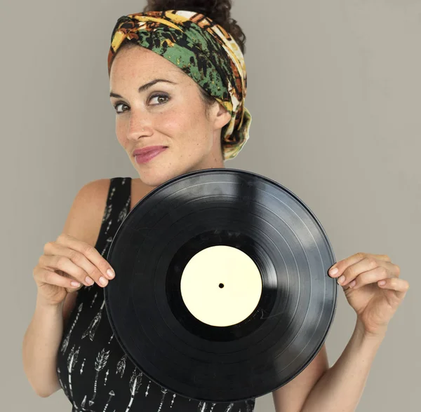 Vinil kaydını tutan güzel kadın
